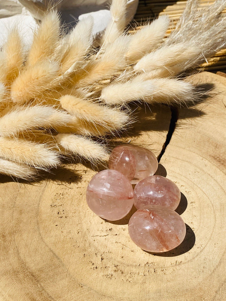 Hämatoid Trommelsteine auf Holzplatte als Kategoriebild