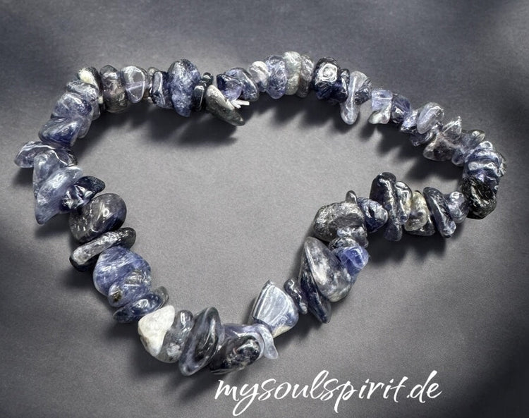 Iolith Splitterarmband blau-schwarz-grau auf grauem Hintergrund