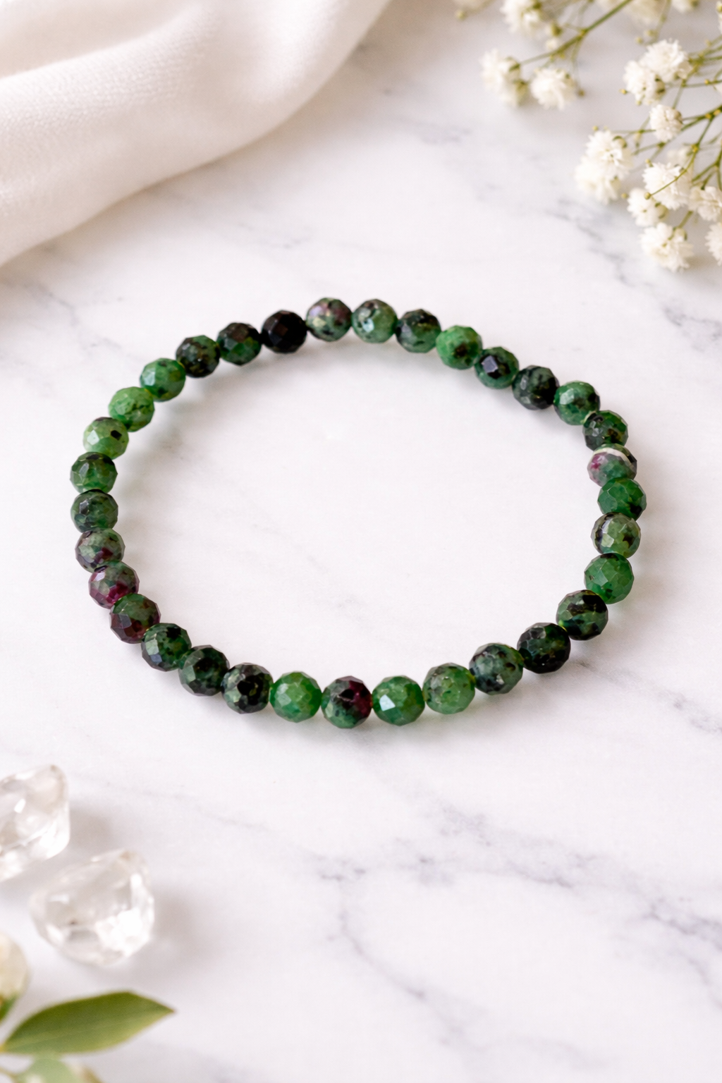 Rubin Zoisit Armband facettiert - 6 mm Perlen