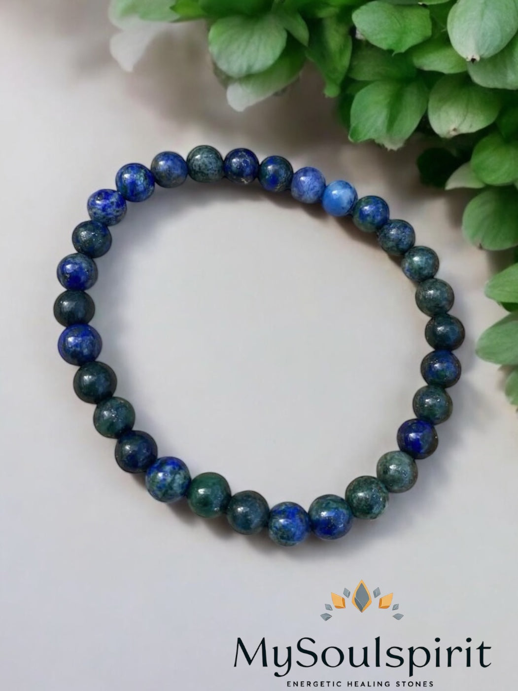 Armband grün, blau, schwarz aus Azurit und Malachit auf weißem Hintergrund mit grüner Deko