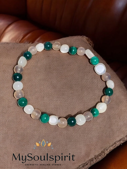 Armband aus Perlen auf einem Schmuckkissen. Detailaufnahme