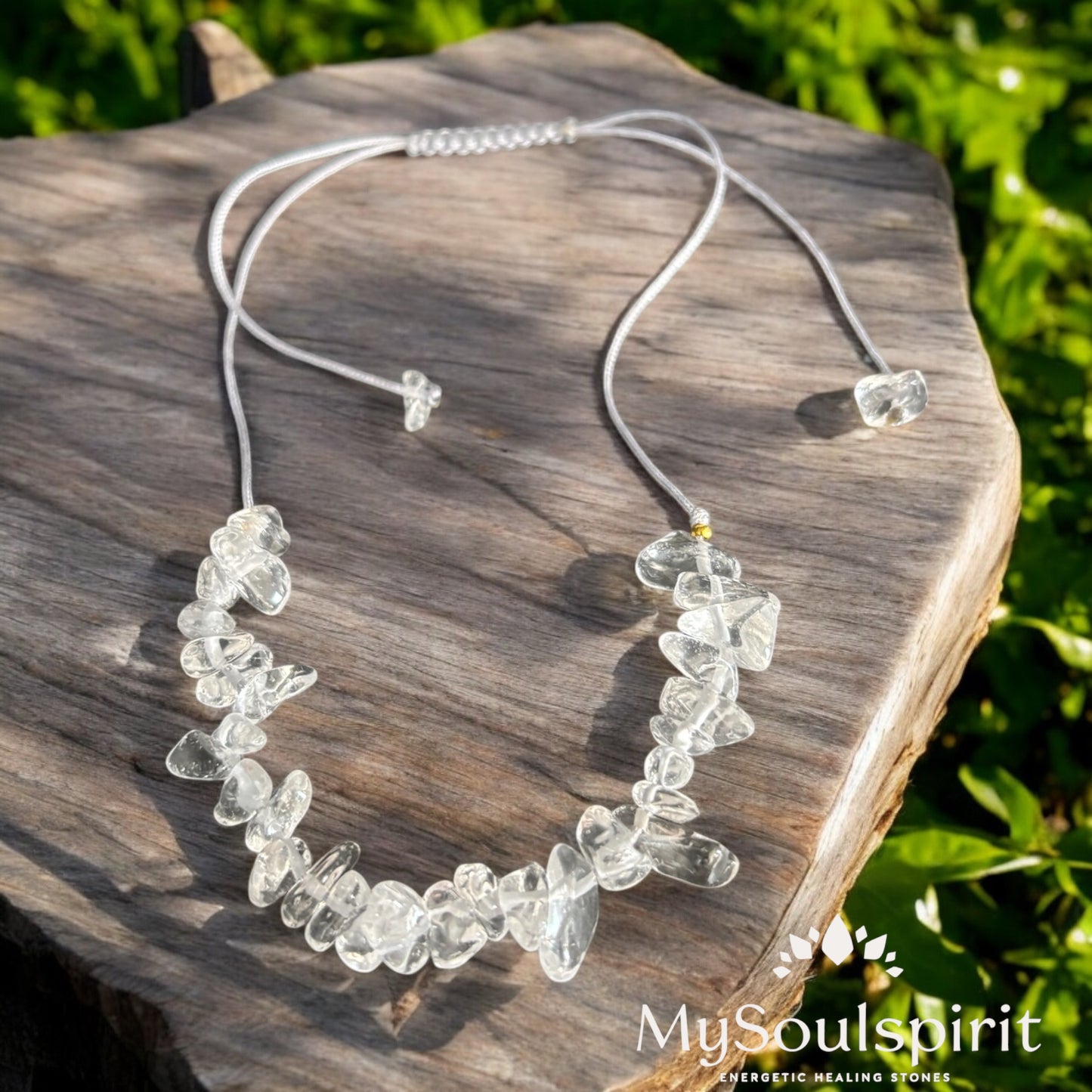 Ein helles BErgkristall Fußkettchen auf einem Baumstumpf