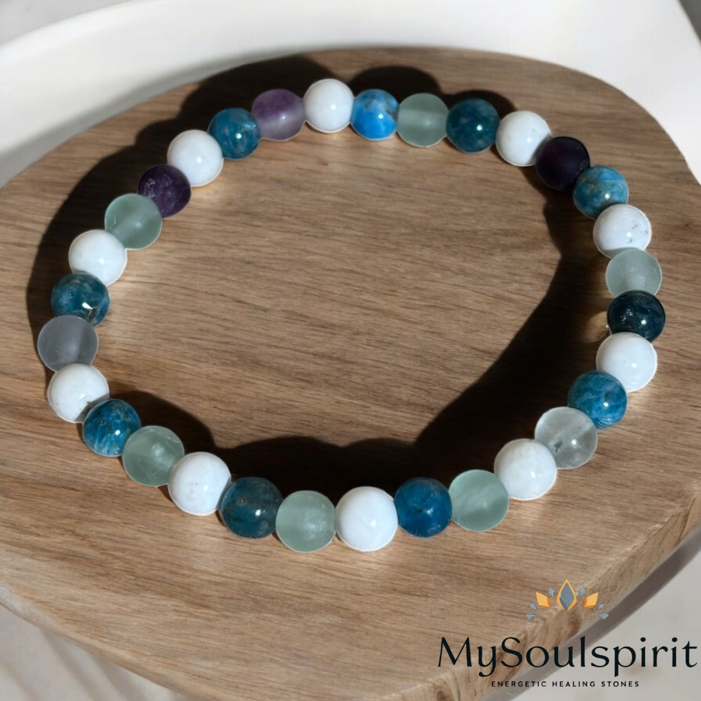 Armband auf Holztisch als Detailsaufnahme