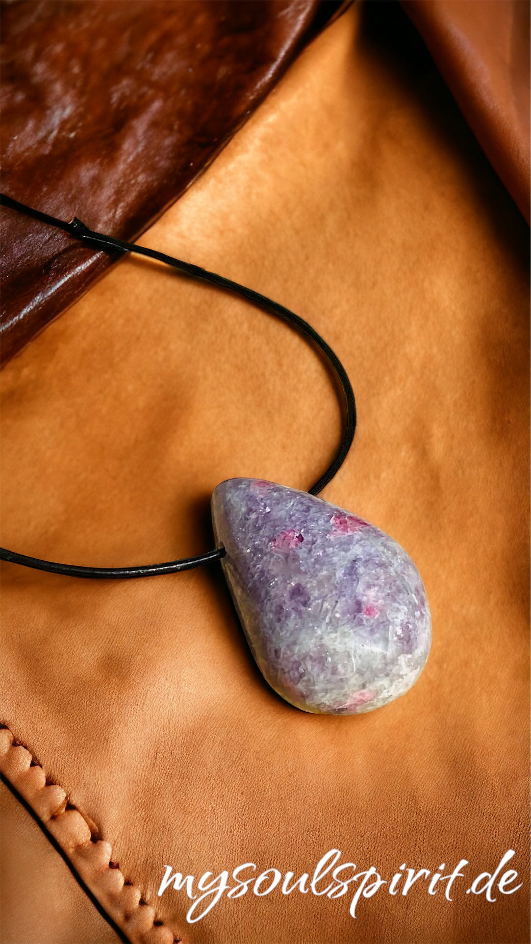 Kettenanhänger aus rotem Turmalin mit Lepidolith auch bekannt als Unicorn Heilstein.