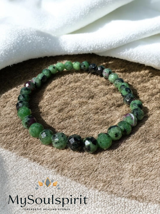 Armband aus grün-schwarzem Rubin und Zoisit in Detailansicht