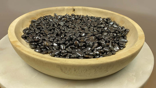 HÄMATIT Mini - Trommelsteine in einer Holzschale