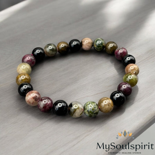 TURMALIN Multicolor Armband 4/6/8 mm Perlen auf einem Holztisch