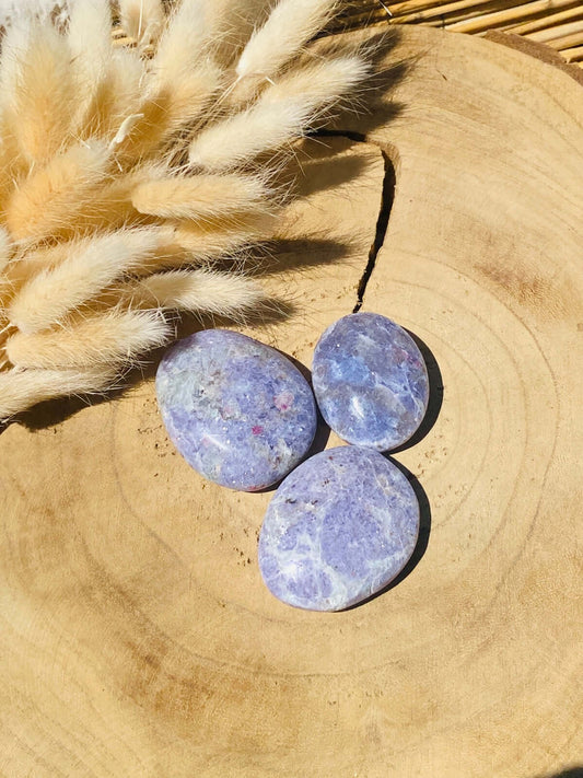 UNICORN Handschmeichler 2 Stück ( LEPIDOLITH mit rotem TURMALIN) - Handschmeichler