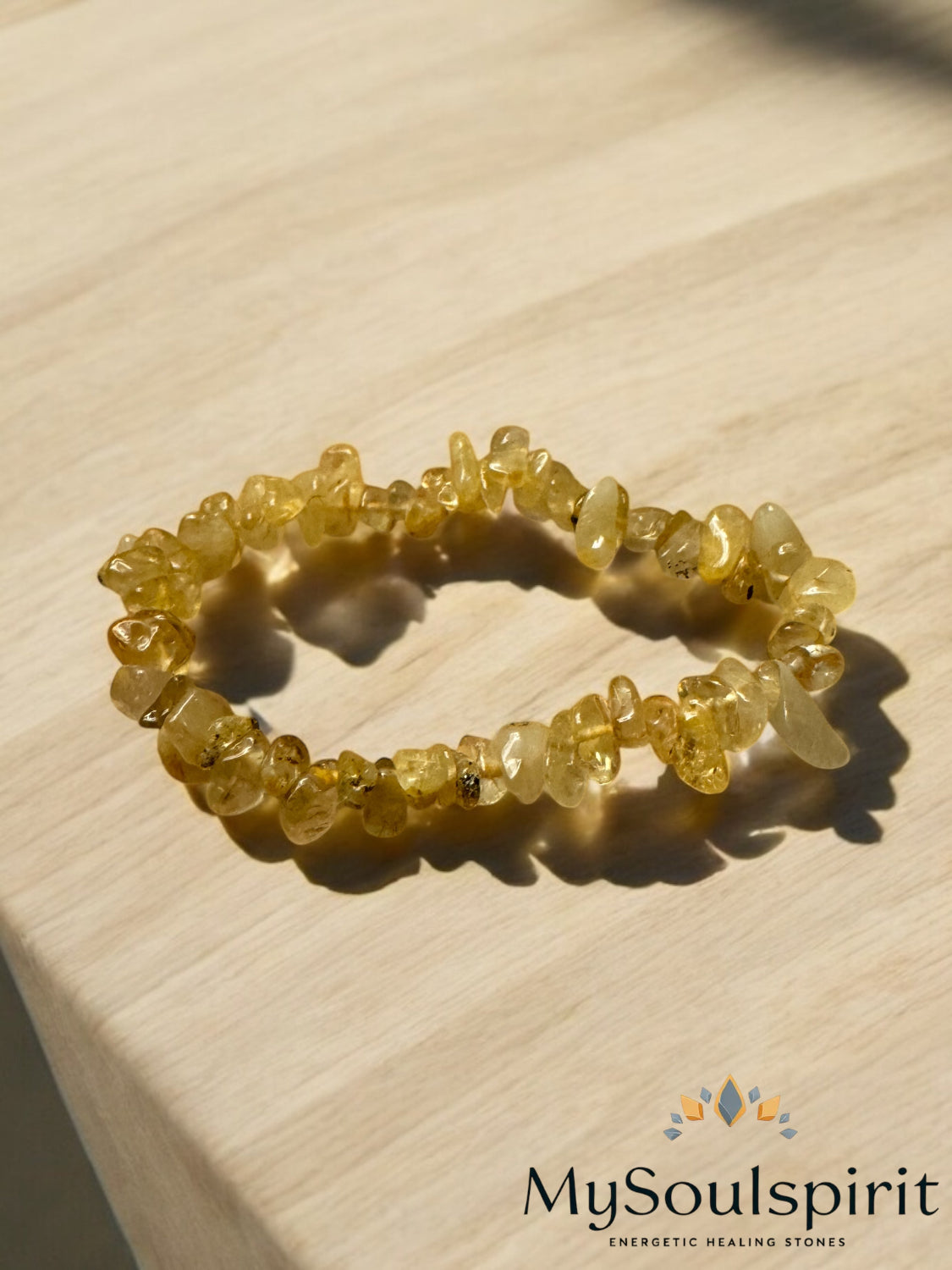 Goldgelbes Rutilquarz Armband auf Dekoholz