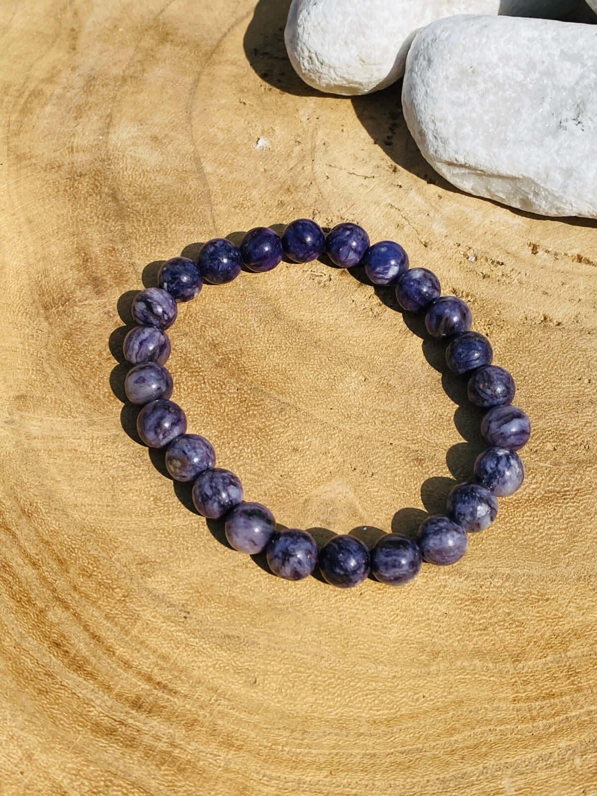 Charoit Armband auf Holzplatte als Beispielprodukt für die Kategorie Charoit