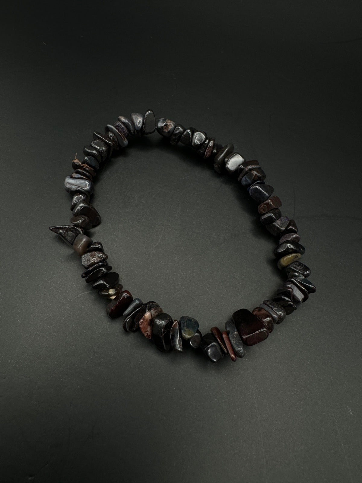 Sugilith Splitterarmband auf schwarzem Hintergrund 
