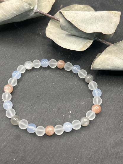 ARMBAND "WECHSELJAHRE" Apricot Mondstein, blauer Chalcedon und Bergkristall