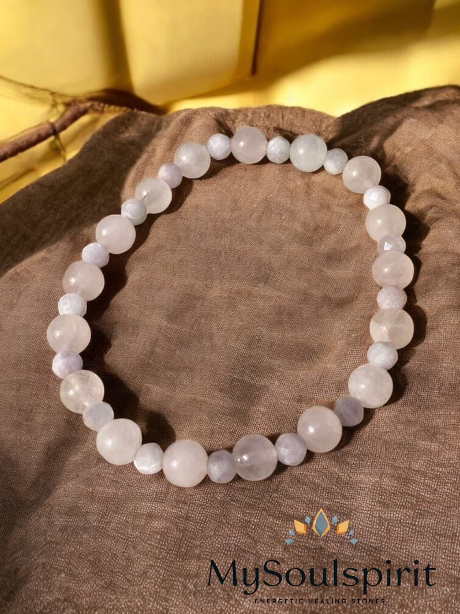 Detailsaufnahme eines Armbands aus Kunzit und Rosenquarz für Liebe und Partnerschaft 
