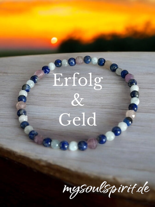 Das Heilsteinarmband besteht aus blauen, weißen und rötlichen Perlen und soll zu mehr Erfolg un Geld verhelfen. 