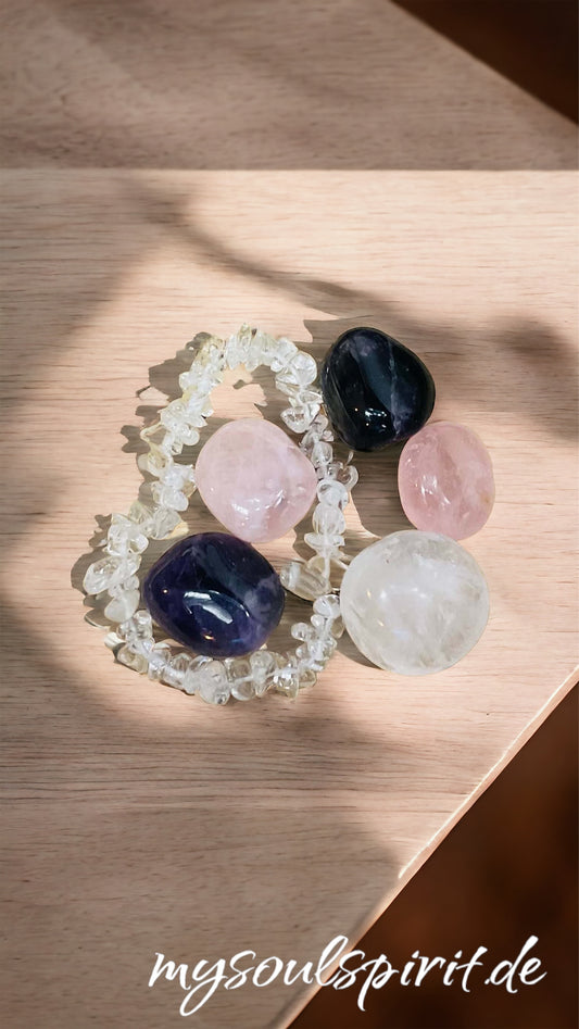Ein Set aus Heilsteinen mit Bergkristall, Rosenquarz und Amethyst
