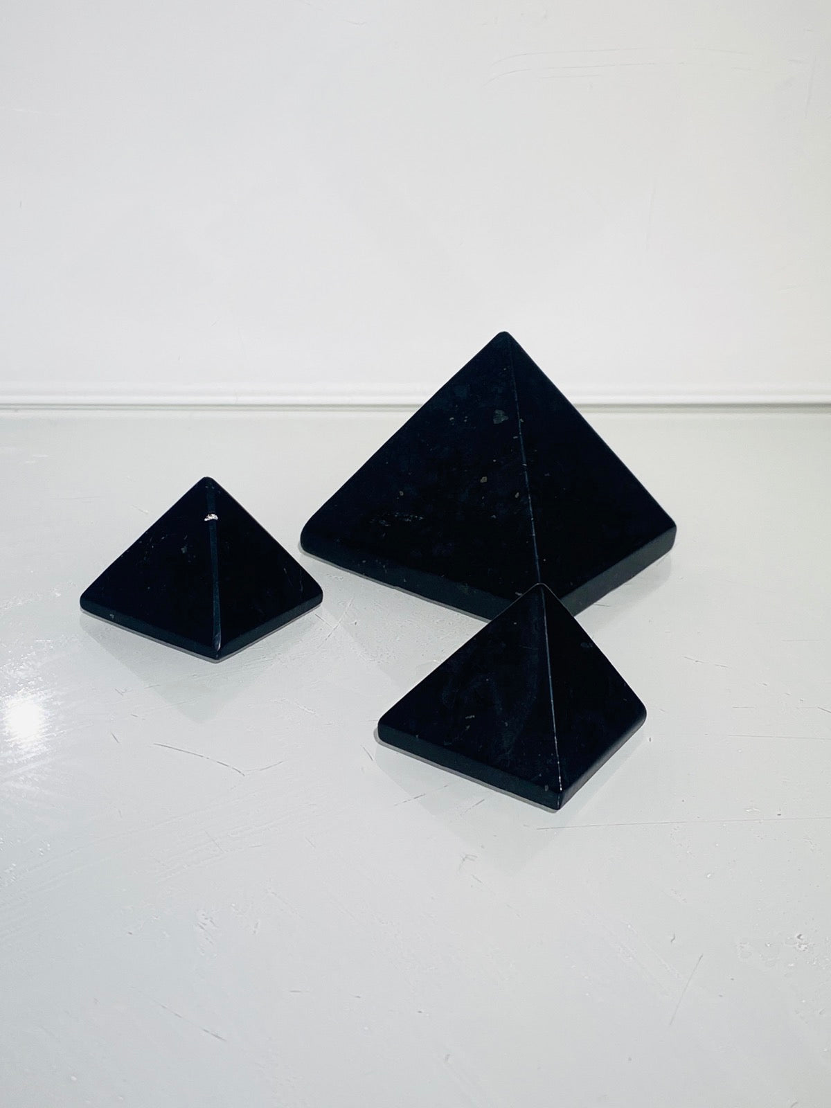 Schungit Pyramide 3 - 5 cm