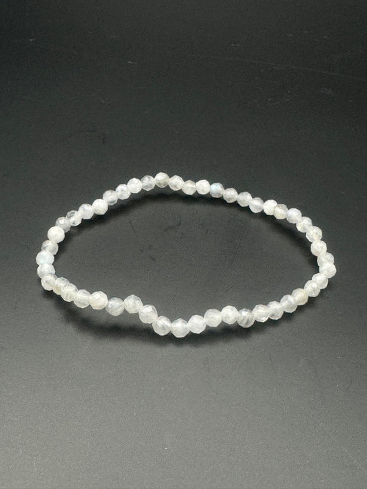 Weißes Labradorit Armband mit 4 mm facettierten mini-Perlen