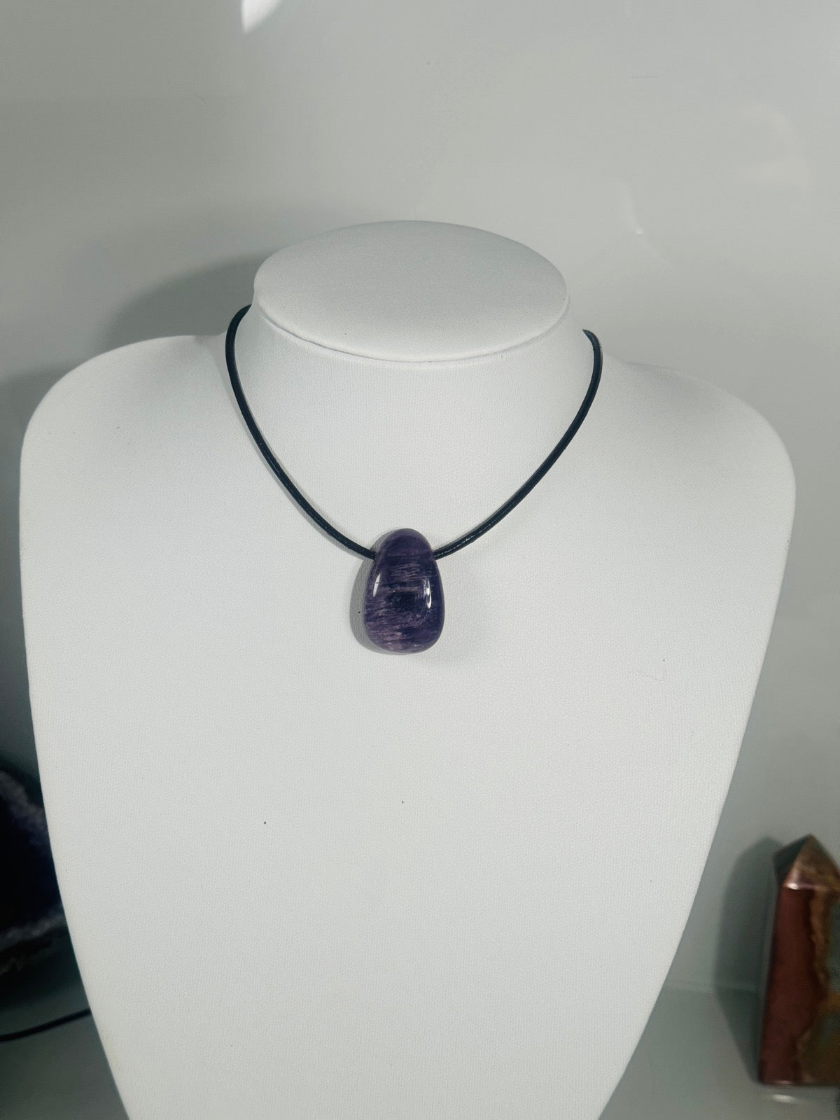 AMETHYST Drop Shape flache Form mit Lederband