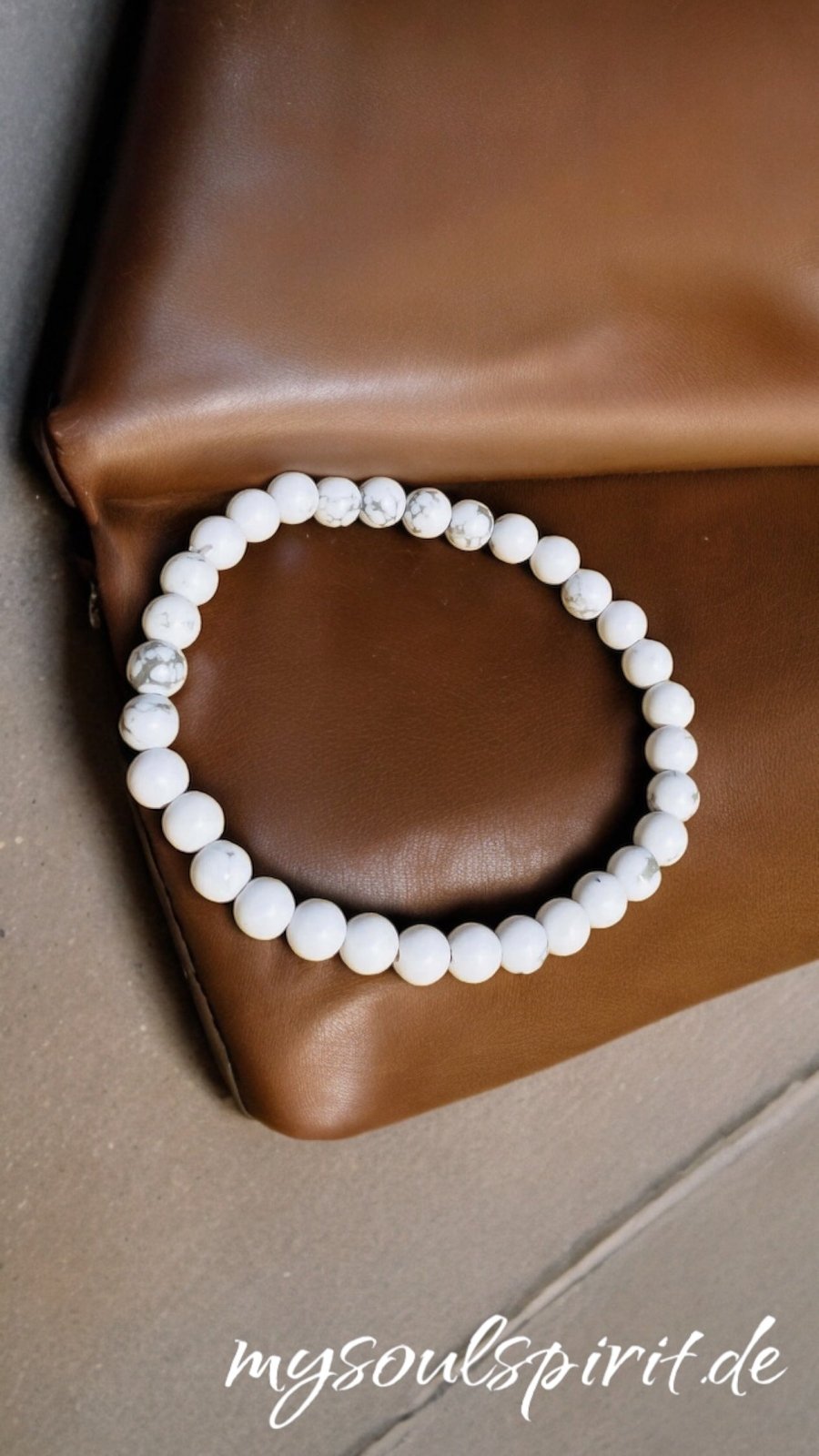 MAGNESIT Armband 6/8 mm Perlen auf braunem Leder.