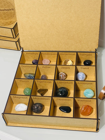 Sammelbox mit Heilstein-Beschriftung, gefüllt mit 16 Heilsteinen – my soulspirit