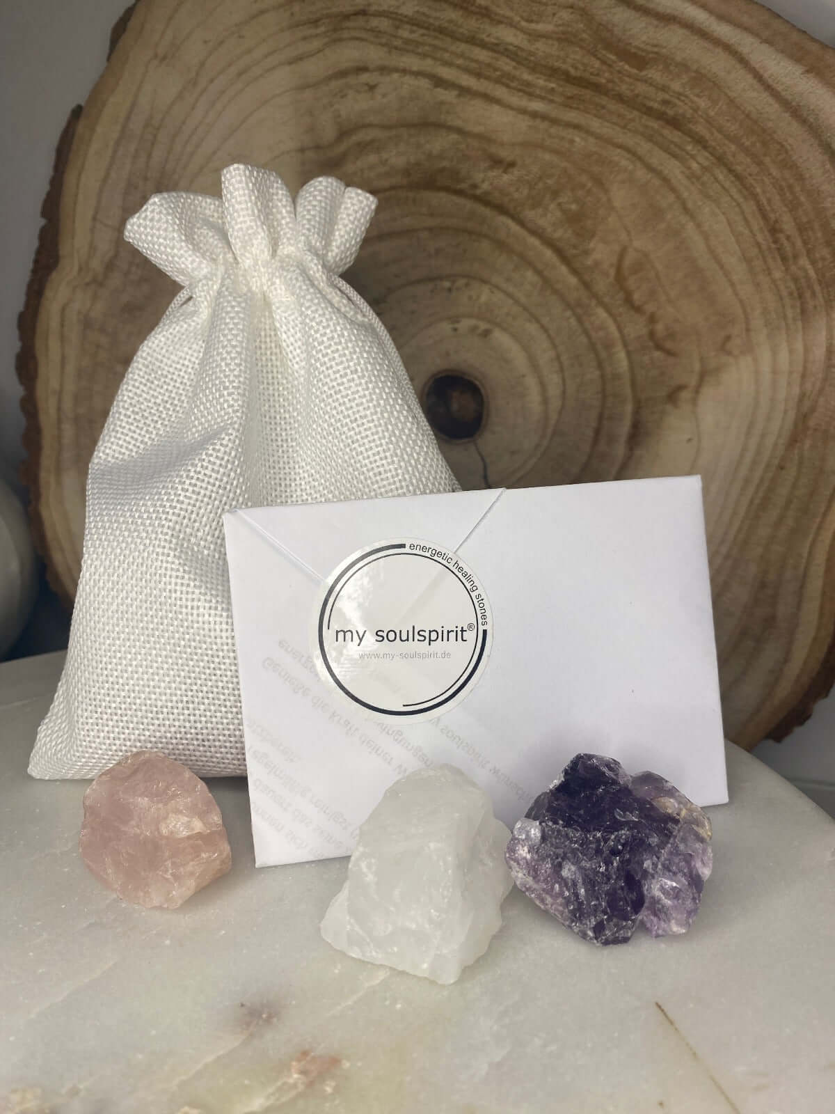 Wassersteinset aus Rosenquarz, Bergkristall und Amethyst in einem eleganten Stoff-Säckchen inklusive der Schritt für Schritt Anleitung der Mineralsteine.