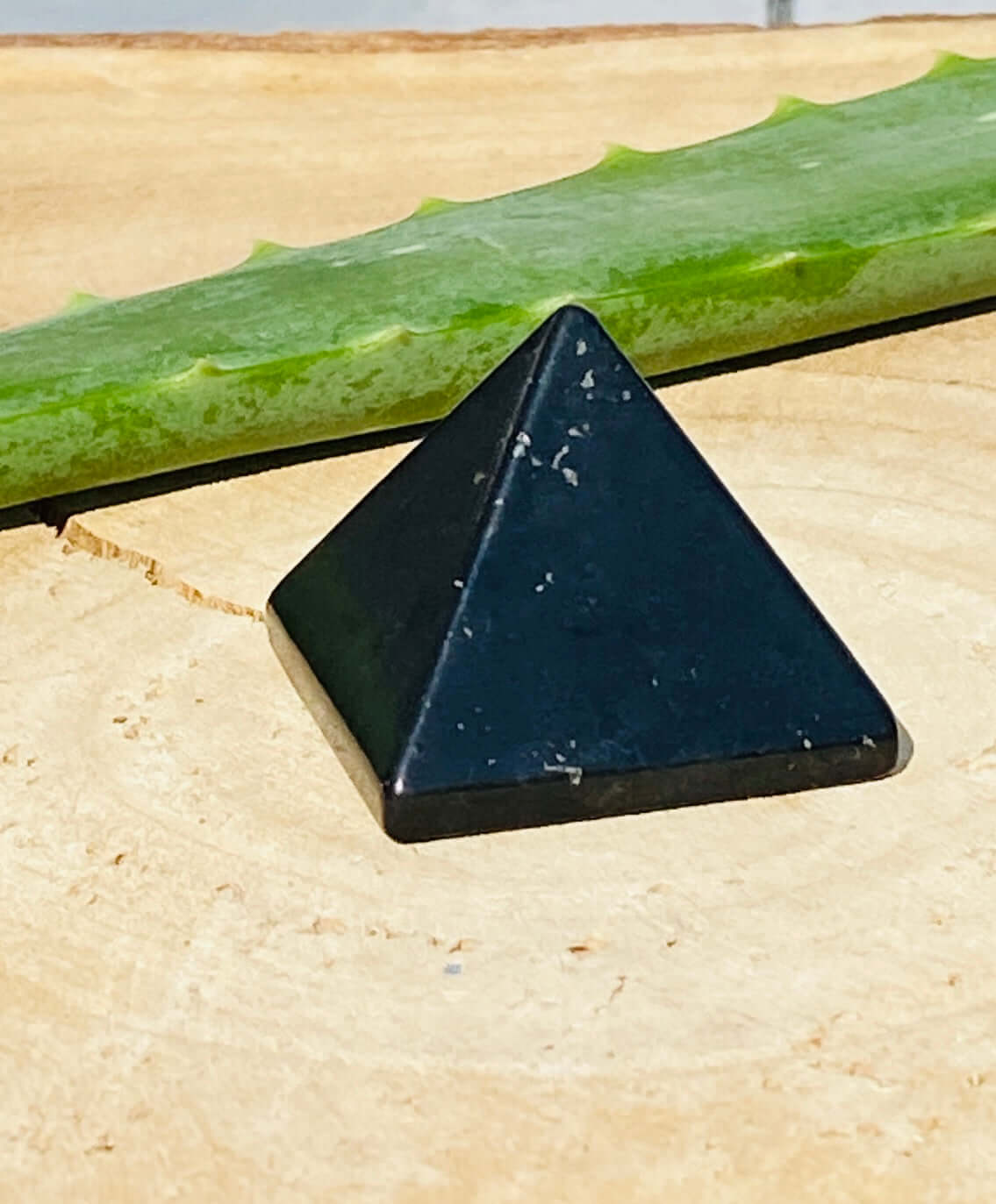 Schungit Pyramide 3 - 5 cm