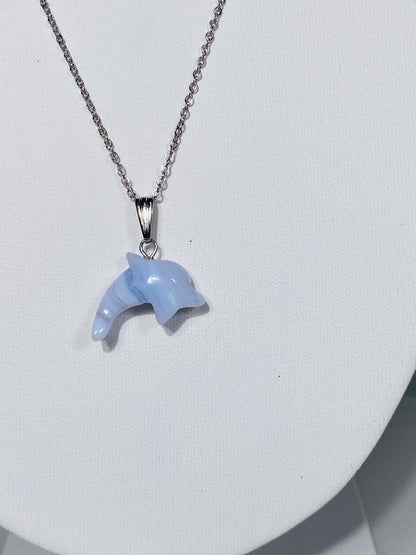 Blauer CHALCEDON Anhänger "Delfin"