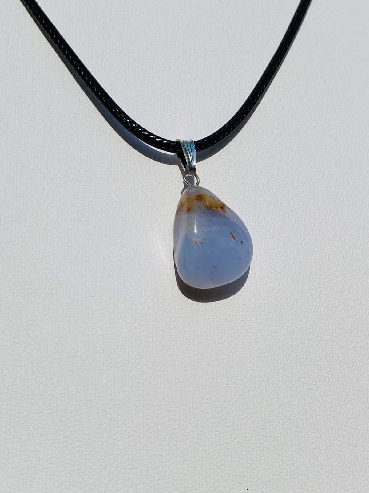 Blauer CHALCEDON Kettenanhänger mit Verschlusslederband